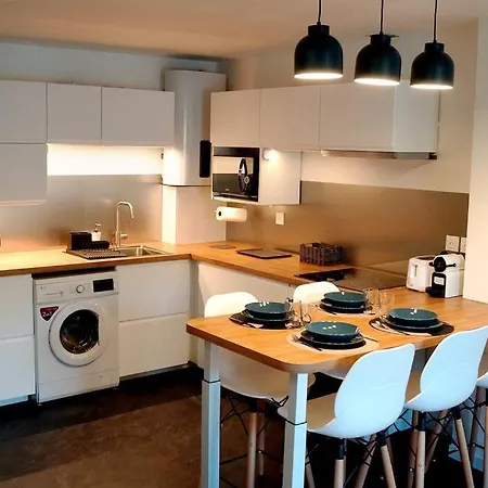 The Cozy Downtown Duplex *